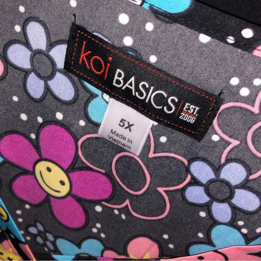 NWT Koi Basics Floral Smiley Face print short sleeve v neck scrub top size 5X - Picture 7 of 8